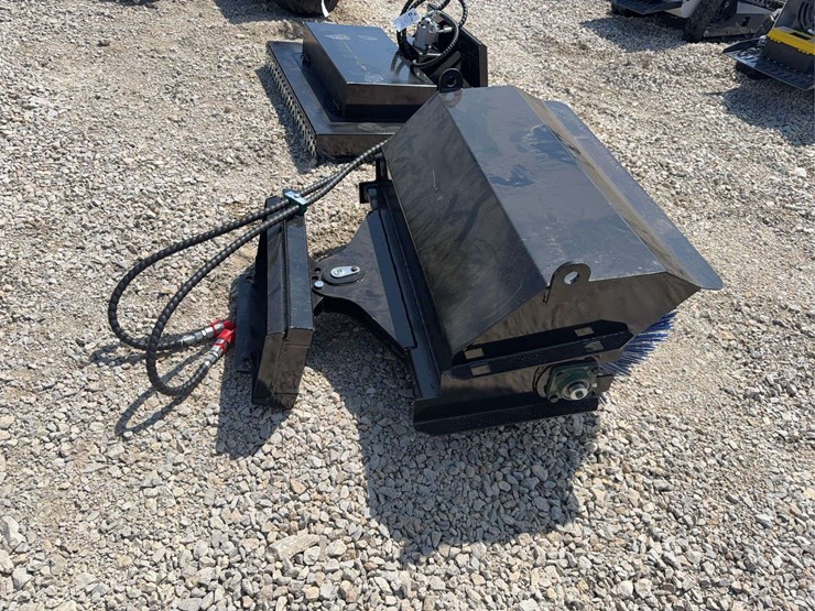 37”-hydraulic-rotary-broom-attachment-for-mini-skid-steer-image-4