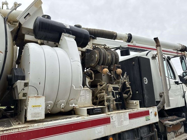 2013-freightliner-114sd-image-20
