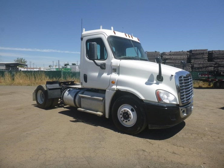 2015-freightliner-cascadia-125-image-2