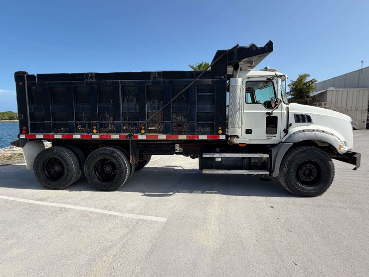 2006-mack-granite-ct713-image-9