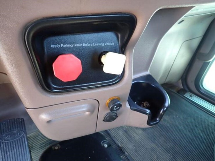 2013-peterbilt-367-image-25