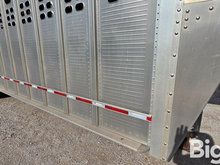 2014-wilson-livestock-trailer-image-15