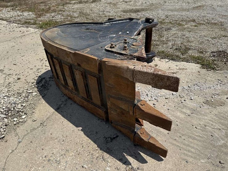 24-inch-tooth-bucket-attachment-image-3