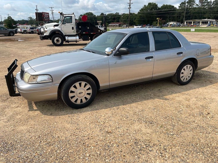 2011-ford-crown-victoria-4-door-police-interceptor-(199,048-miles)-image-1