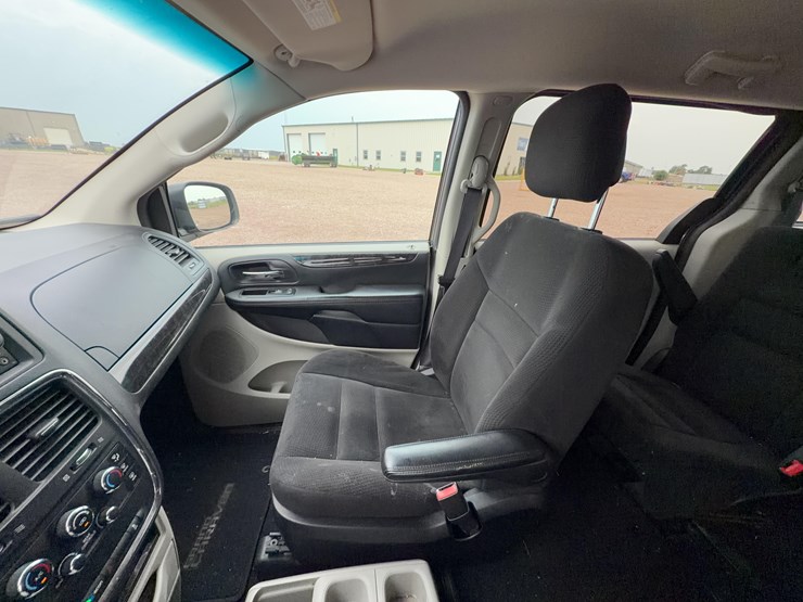 2015-dodge-grand-caravan-image-30