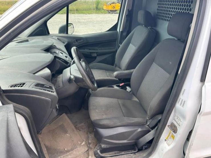 2014-ford-cargo-image-15
