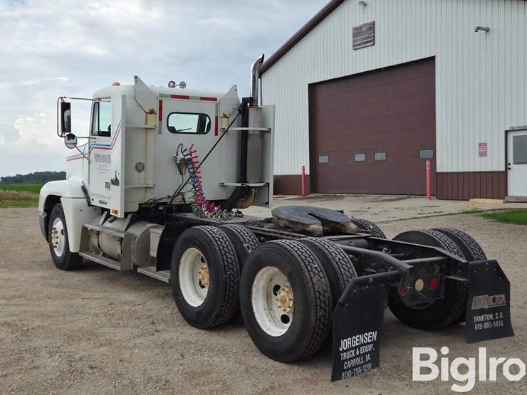 2000-freightliner-fld120-image-7