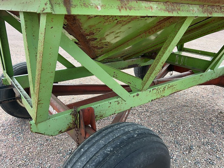 parker-5010b-gravity-wagon-image-11