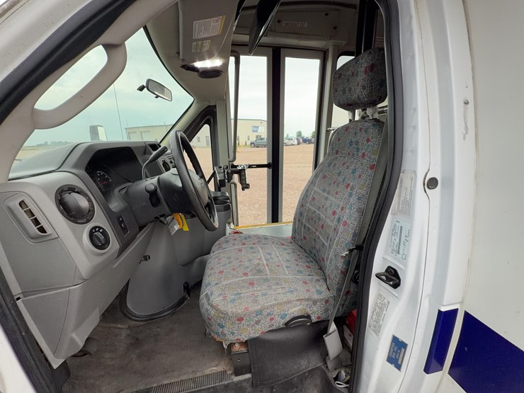2015-champion-bus-inc.-ch230rl-mini-bus-image-18