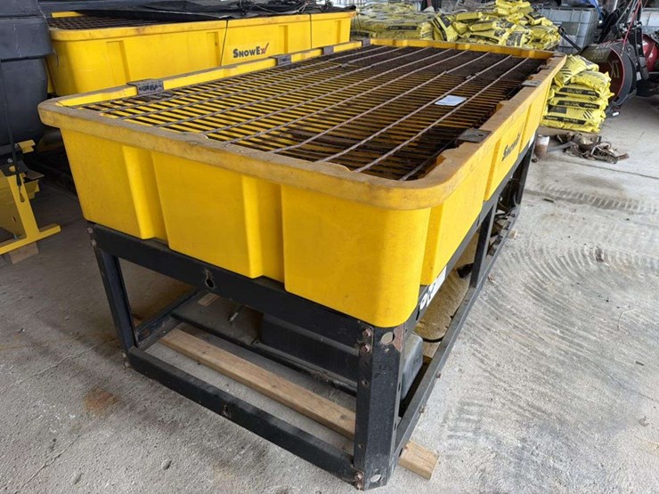 snowex-v-maxx9300-salt-spreader-image-3