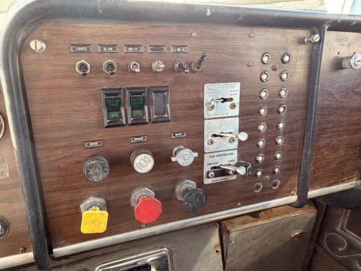 1980-peterbilt-grain-truck-image-43