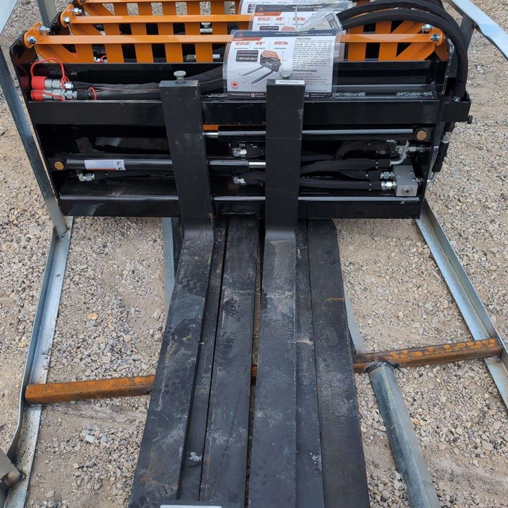 (1) Wolverine Skid Steer Pallet Fork Hydraulic Adjustable PFA-11-3300G
