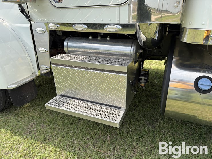 2015-peterbilt-388-image-19