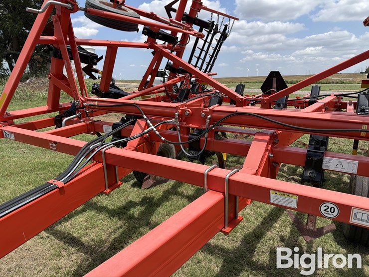 2018-kuhn-4000-25w-25’-field-cultivator-image-11