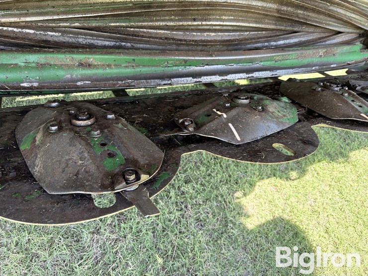 2020-john-deere-w235-image-16