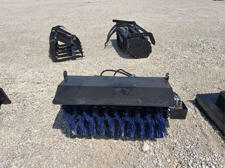 37”-hydraulic-rotary-broom-attachment-for-mini-skid-steer-image-1