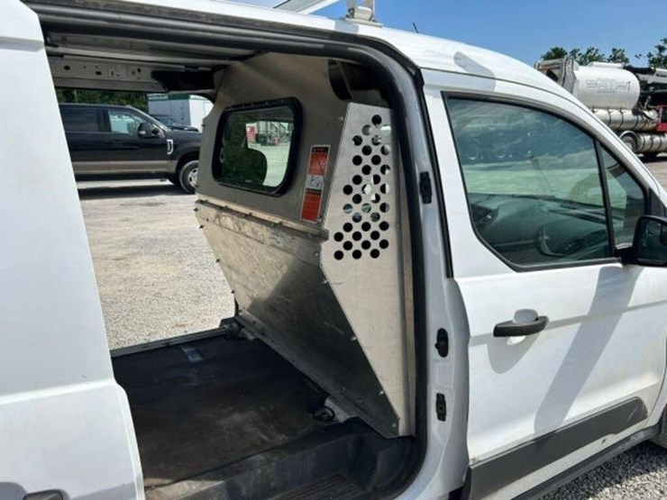 2015-ford-cargo-image-26