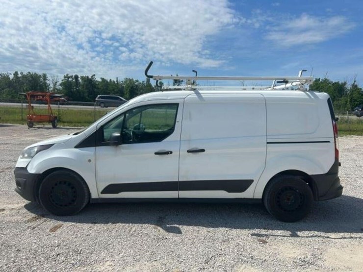 2015-ford-cargo-image-12