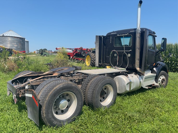 2017-peterbuilt-567-model-image-5