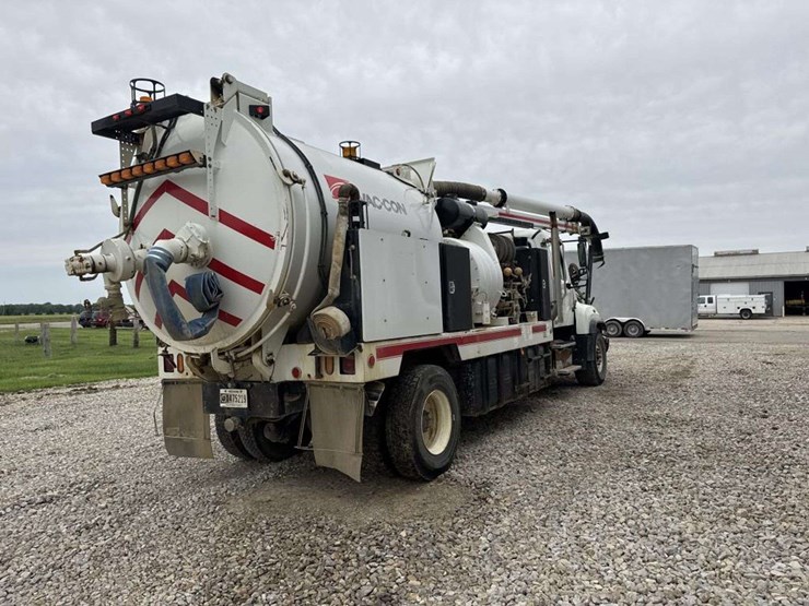 2013-freightliner-114sd-image-5