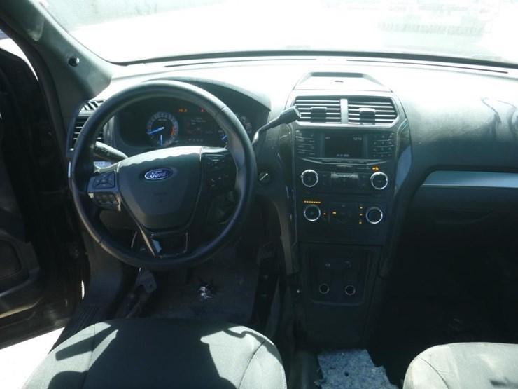 2016-ford-explorer-image-10