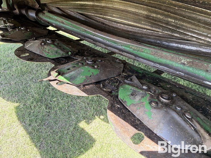 2020-john-deere-w235-image-13