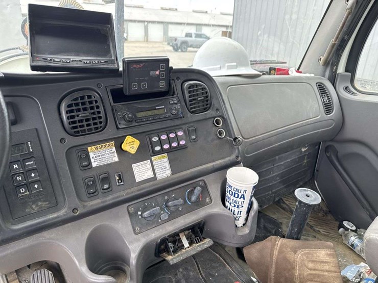 2013-freightliner-114sd-image-28