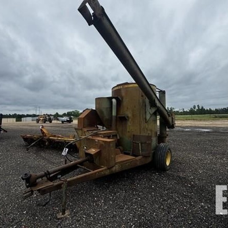 JOHN DEERE 700