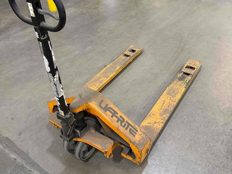 manual-pallet-jack-image-1