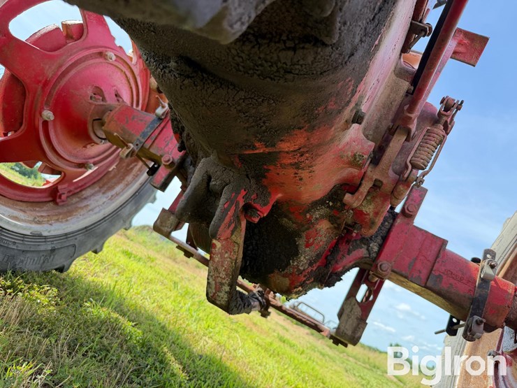 1950-farmall-m-2wd-tractor-image-13