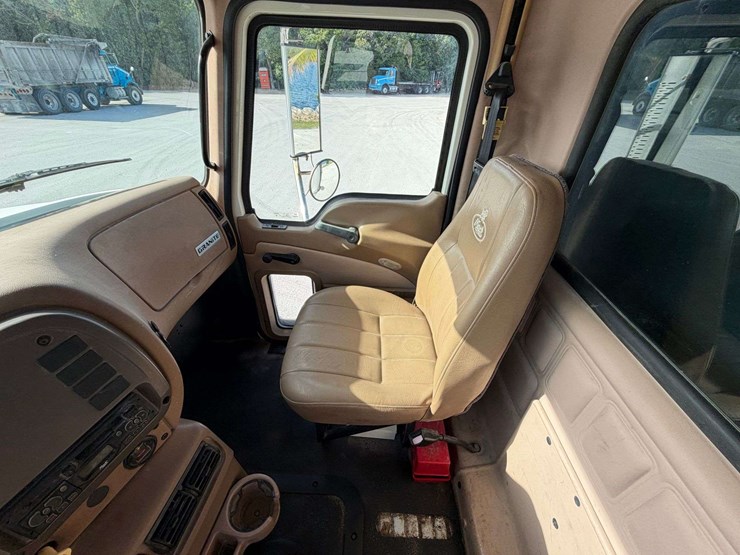 2006-mack-granite-ct713-image-32