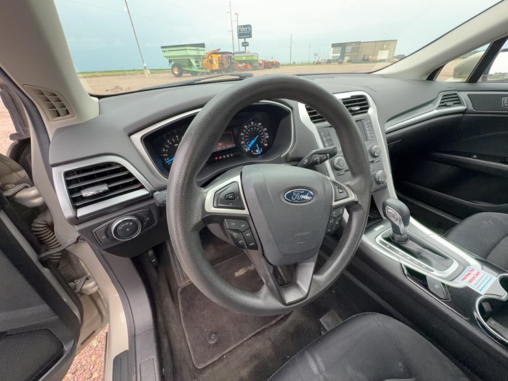 2015-ford-fusion-se-image-17