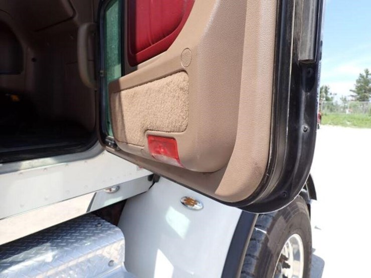 2013-peterbilt-367-image-41