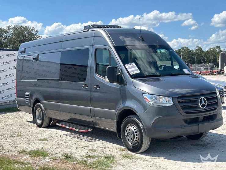 20211-mecedes-benz-sprinter-4500-modified-food-catering-van-image-2