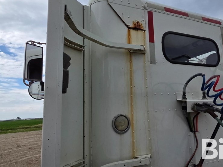 2000-freightliner-fld120-image-16