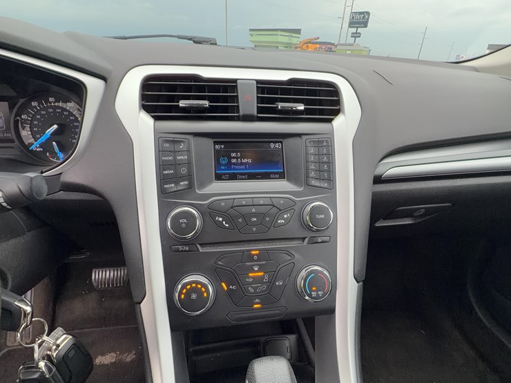 2015-ford-fusion-se-image-21