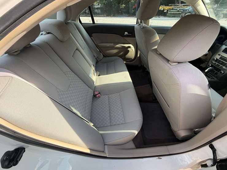 2011-ford-fusion-4-door-sedan-(63,841-miles)-image-16