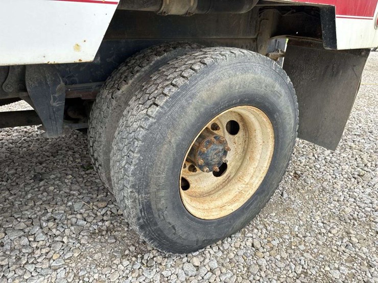 2013-freightliner-114sd-image-10