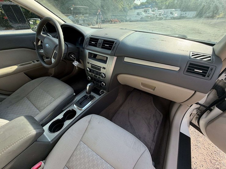 2011-ford-fusion-4-door-sedan-(63,841-miles)-image-18