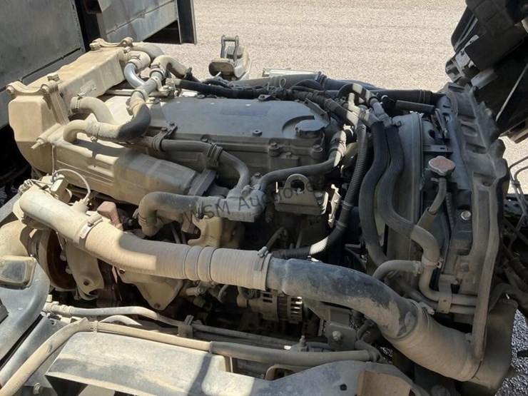 2014-isuzu-npr-image-15