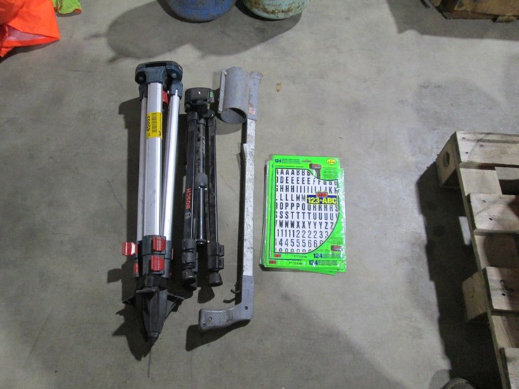 #45003-•-lot-of-tripods,-paint-wand,-numbers-inv#45003-image-2