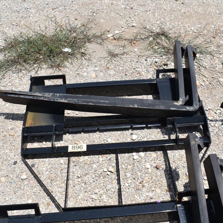 SKID STEER PALLET FORK