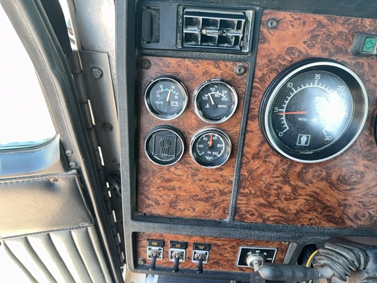 1999-kenworth-t800-image-12