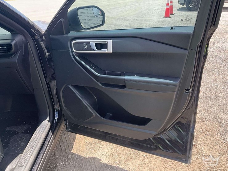 2020-ford-explorer-image-18
