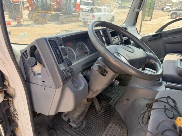 2015-isuzu-npr-image-16