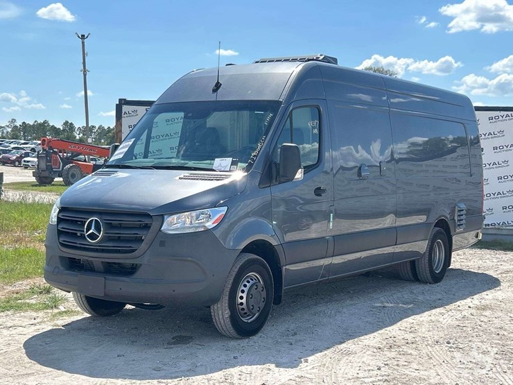 20211-mecedes-benz-sprinter-4500-modified-food-catering-van-image-1