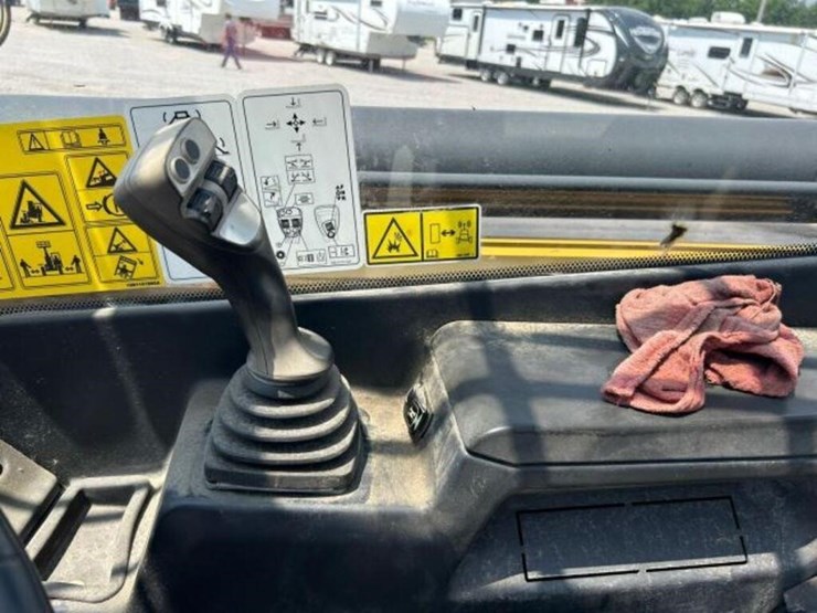 2015-caterpillar-th417c-gc-4wd-telehandler-yc5a125-image-9