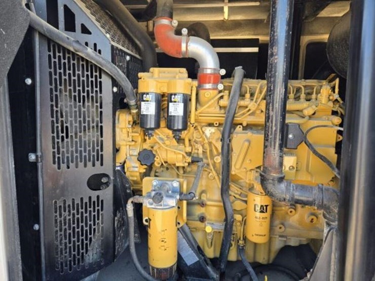 2019-caterpillar-xq230-image-11