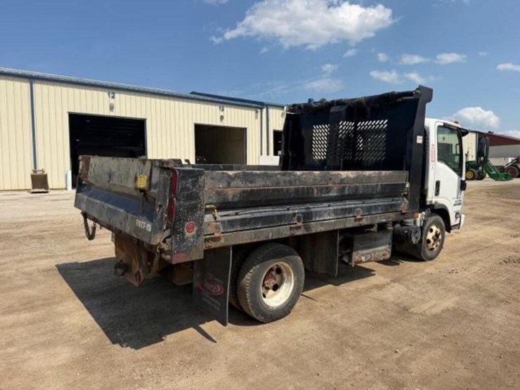 2015-isuzu-npr-image-5