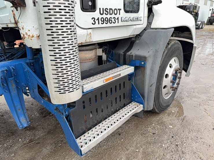 2012-mack-cxu613-image-18